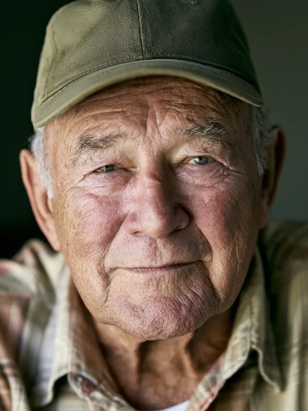 Retired American veteran with a proud expression, representing a trusting Fora Financial reader